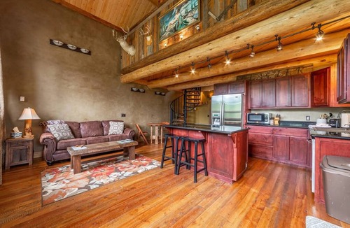 Coram Cabin | Fisher Cat Cabin at Snowcat Cabins (Hot Tub!)