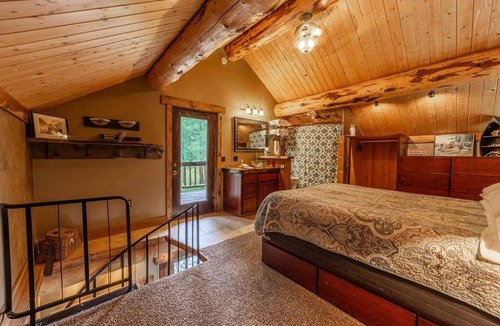 Coram Cabin | Fisher Cat Cabin at Snowcat Cabins (Hot Tub!)