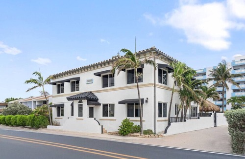 Hollywood South Central Beach Apartment | Flamingo Suite 1/1 Poolside