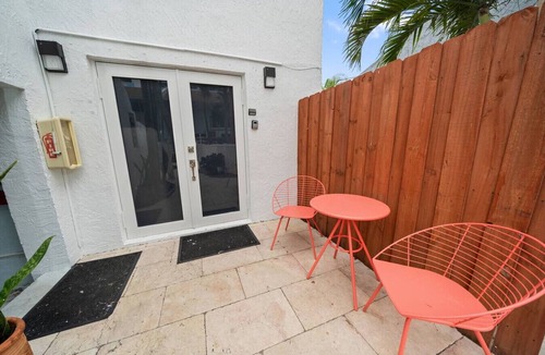 Hollywood South Central Beach Apartment | Flamingo Suite 1/1 Poolside