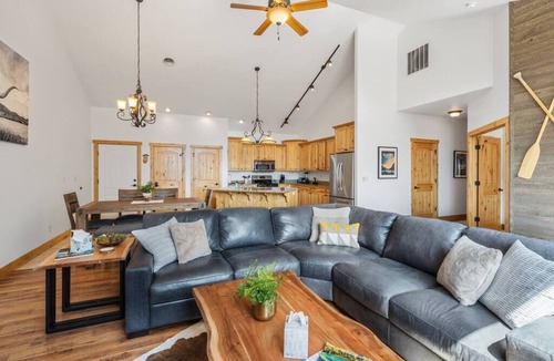 Somers Cabin | Flathead Lodge | Close to Skiing & Glacier Park