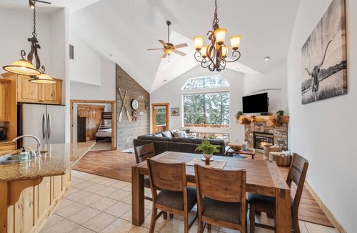 Somers Cabin | Flathead Lodge | Close to Skiing & Glacier Park
