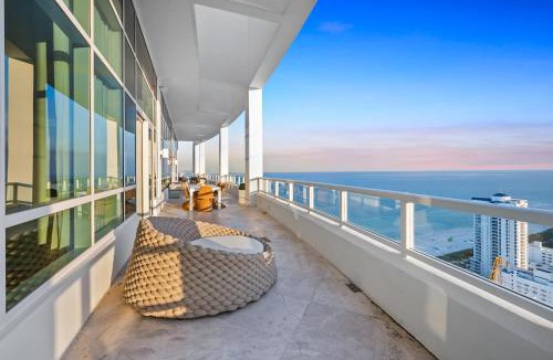 Mid Beach House | Fontainebleau Penthouse Cabana and Airport Shuttle