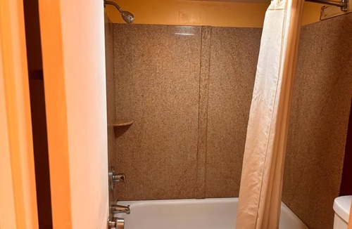 North Newport News Hotel | Four Simple Rooms w/Private Bath, Essentials, & Easy Attraction Access