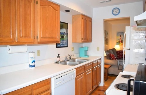 Chincoteague House | Fowling View | Townhouse w/Pier, Crabbing Dock & Sunset Views