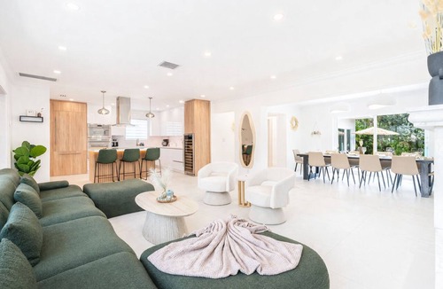 Victoria Park Apartment | Fox Eden Resort; 8bd, Pool& Spa Oasis