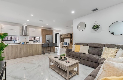 Croissant Park Villa | Fox Grand Residence- 6bd, 2 pools, pool table, ping pong