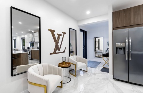 Croissant Park Apartment | Fox Grand Residence- 6bd, 2 Pools & Pool Table
