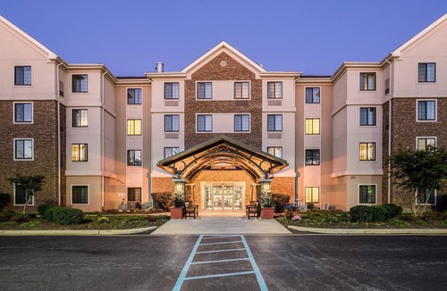Christiana Condo | Free Breakfast. Pool. 10 Min Drive to the University of Delaware!