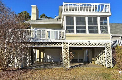 Sandpiper Pines House | FREE DAILY ACTIVITIES!! Lovely 4 bedroom + Den, (Two Master Bedrooms) 3.5 bath home, located on the canal, with boat dock, 2 car garage,just a short walk to the lifequarded beach.