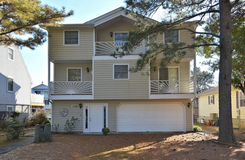 Sandpiper Pines House | FREE DAILY ACTIVITIES!! Lovely 4 bedroom + Den, (Two Master Bedrooms) 3.5 bath home, located on the canal, with boat dock, 2 car garage,just a short walk to the lifequarded beach.