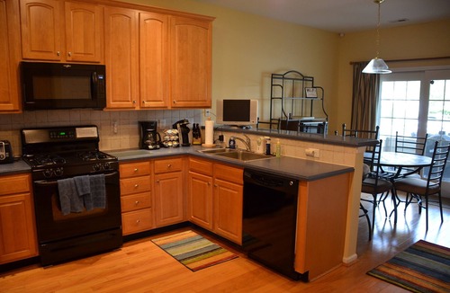 Ocean View House | FREE LOCAL ACTIVITIES INCLUDED! Spacious & comfortable 3 bedroom plus loft, 2.5 bath lake front carriage house offers 2600 square feet of cozy elegance!