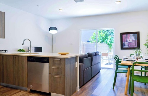 Golden Glades House | Free Parking | Prime Location Townhouse