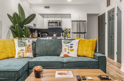 Old City Condo | Free Parking- *Steps to Liberty Bell & Waterfront*