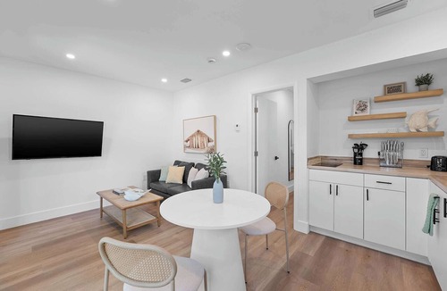 Victoria Park Apartment | Fresh & Modern 1BR—Victoria Park, Beach Nearby