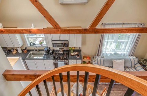 Vineyard Haven House | Fresh Quiet Hidden Gem, Pet & Kid Friendly, close to V.T.A., VH and farmstand-5*