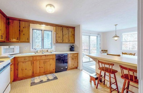 South Chatham House | Friendly retreat with a deck, AC, and board games - stellar central location