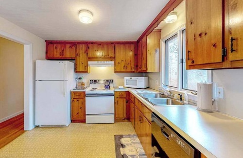 South Chatham House | Friendly retreat with a deck, AC, and board games - stellar central location