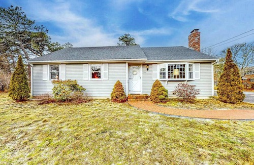 South Chatham House | Friendly retreat with a deck, AC, and board games - stellar central location