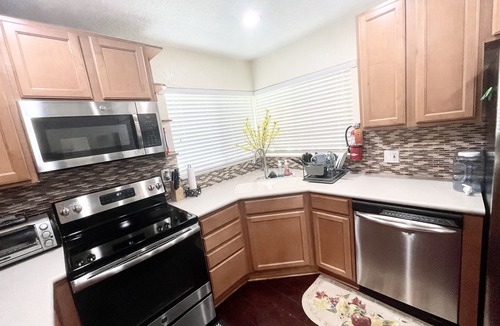 Middle River Terrace House | Ft Lauderdale getaway HEATED POOL sleeps 6-8