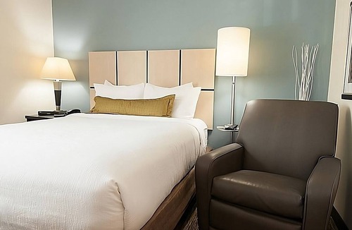 Anaheim Resort Hotel | Full Kitchen Suite & Short Drive to Disneyland resort | Pets are Welcome!