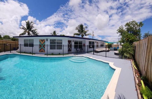 Central Oakland Park Villa | Fully Private & Spacious Villa, w Pool and Patios, Near the Beaches, Family Friendly, 3 Separated Cozy Apts w kitchen & Living room