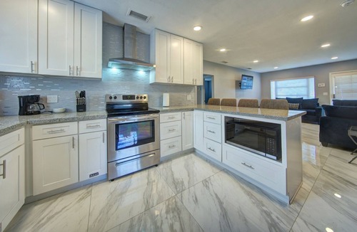 Poinsettia Heights House | *FULLY REMODELED*Tropical Pool House 5min to beach + shops