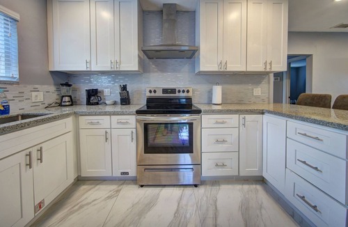 Poinsettia Heights House | *FULLY REMODELED*Tropical Pool House 5min to beach + shops