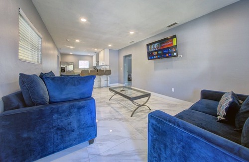 Poinsettia Heights House | *FULLY REMODELED*Tropical Pool House 5min to beach + shops
