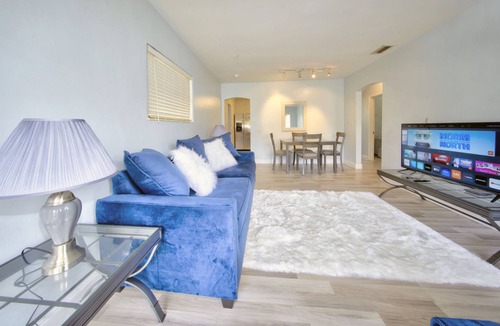 Poinsettia Heights House | *FULLY REMODELED*Tropical Pool House 5min to beach + shops