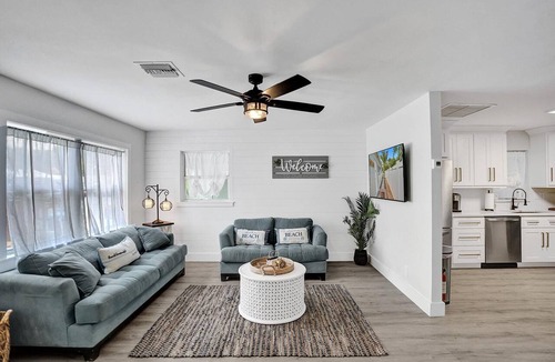 Deerfield Beach House | Fully renovated*2 Blocks to Beach*Walk to Shops*Yard*2 Bedroom