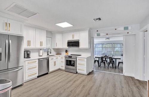 Deerfield Beach House | Fully renovated*2 Blocks to Beach*Walk to Shops*Yard*2 Bedroom
