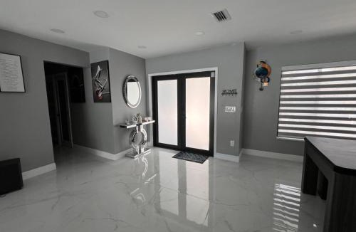 Golden Glades House | Fun n Chic house with pool in Miami