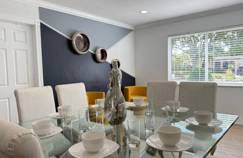 North Andrews Gardens House | Fun Pool Home with ping pong near Beaches and Airport