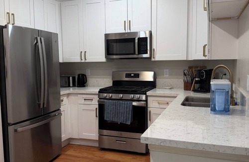 La Brea Apartment | Furnished luxury apt, pool, sauna, great location