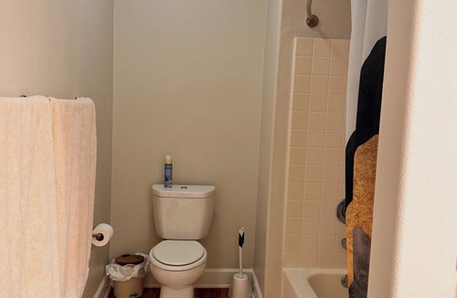 La Brea Apartment | Furnished luxury apt, pool, sauna, great location