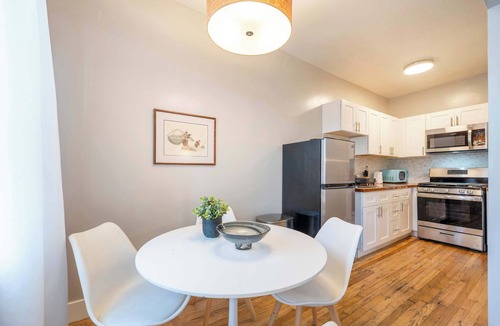 East Hollywood Apartment | Furnished Studio in Silver Lake with Parking
