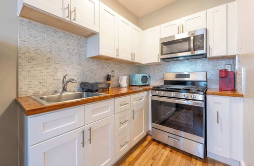 East Hollywood Apartment | Furnished Studio in Silver Lake with Parking