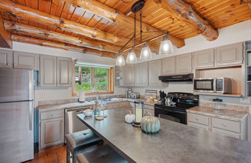 Hamilton House | Game Room, Sauna, 5 Min to Colgate, Sleeps 8