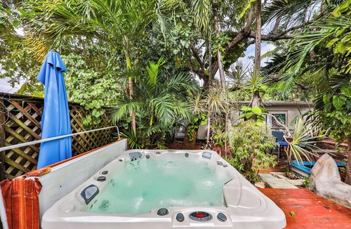Parkside House | Garden botanical Villa with jacuzzi
