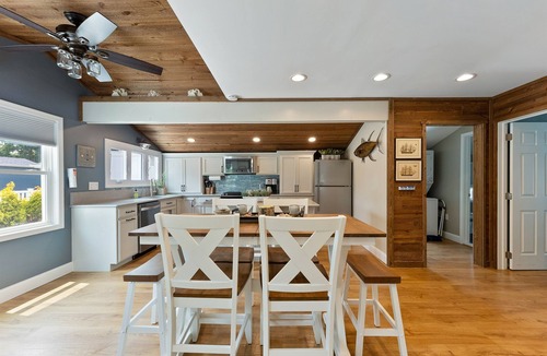 Del Haven House | Garden Spa Retreat Hot Tub Near Cape May Fenced Yard | Casa La Cape