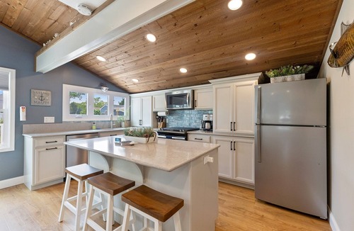 Del Haven House | Garden Spa Retreat Hot Tub Near Cape May Fenced Yard | Casa La Cape