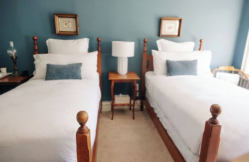 Fredericksburg Bed & Breakfast | Garden-View Twin Room bed & breakfast in Ironclad Inn, Fredericksburg
