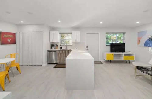Buena Vista Apartment | Gated Parking 4 Bedroom 2 Bath | Design District 10Min to beach
