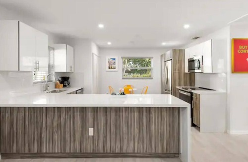 Buena Vista Apartment | Gated Parking 4 Bedroom 2 Bath | Design District 10Min to beach
