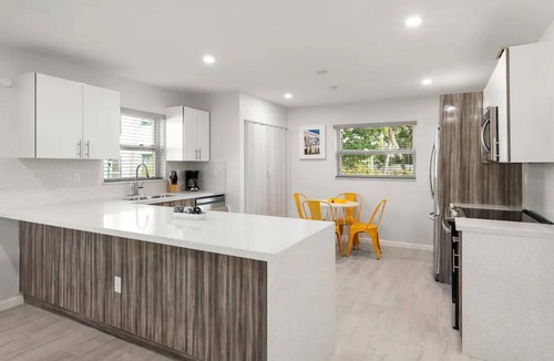 Buena Vista Apartment | Gated Parking 4 Bedroom 2 Bath | Design District 10Min to beach