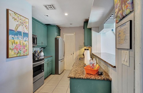 Coral Heights House | GAY MENs clothing optional Lrg 1br-deep discounts for long stays-8min to Wilton
