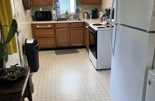 Fairview Beach Cottage | Gem on the Potomac River! Private beach, local restaurant, beautiful sunsets!