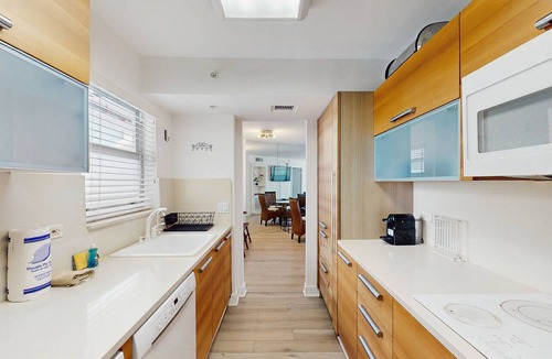 City Center Condo | Getaway condo near the beach with Wifi & fully equipped kitchen