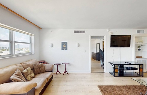 City Center Condo | Getaway condo near the beach with Wifi & fully equipped kitchen